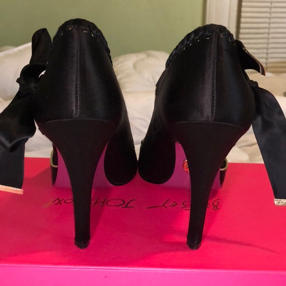 Shoes - Picture 3 of 4